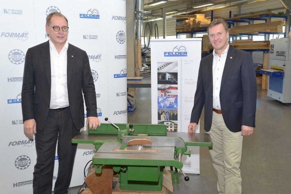 Hansjörg Felder (li.) und Martin Felder mit einem historischen Maschinenmodell.
© Felder Hansjörg Felder (li.) und Martin Felder mit einem historischen Maschinenmodell.
