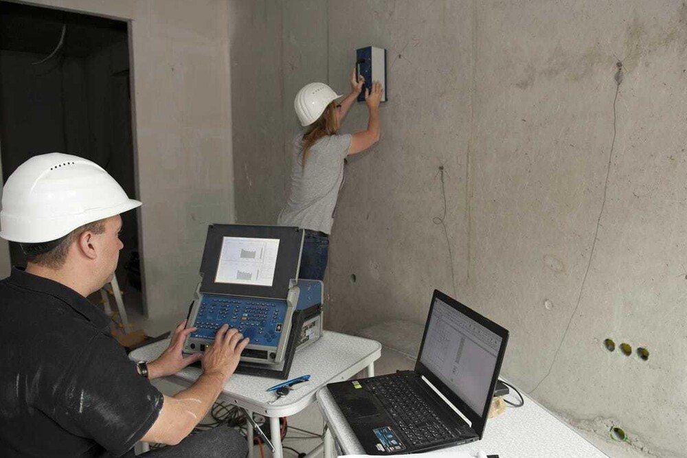 © Schöck Bauteile GmbH
Messung des Norm-Trittschallpegels auf der Trennwand. Messung des Norm-Trittschallpegels auf der Trennwand.