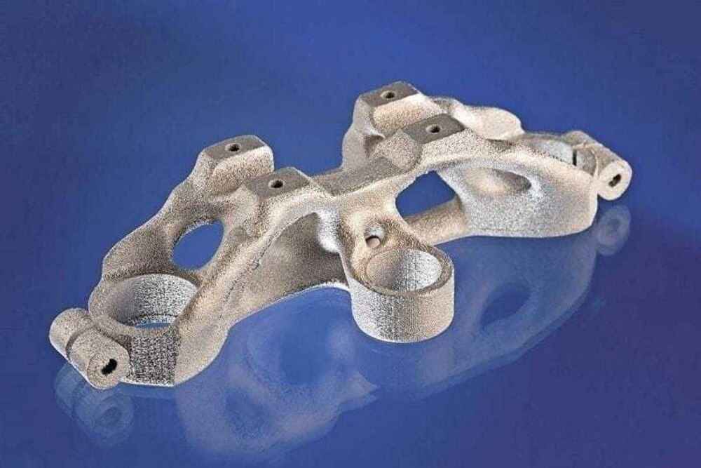 © Fraunhofer ILT Muster für eine topologieoptimierte Gabelbrücke eines Motorrads (Werkstoff: AZ91).