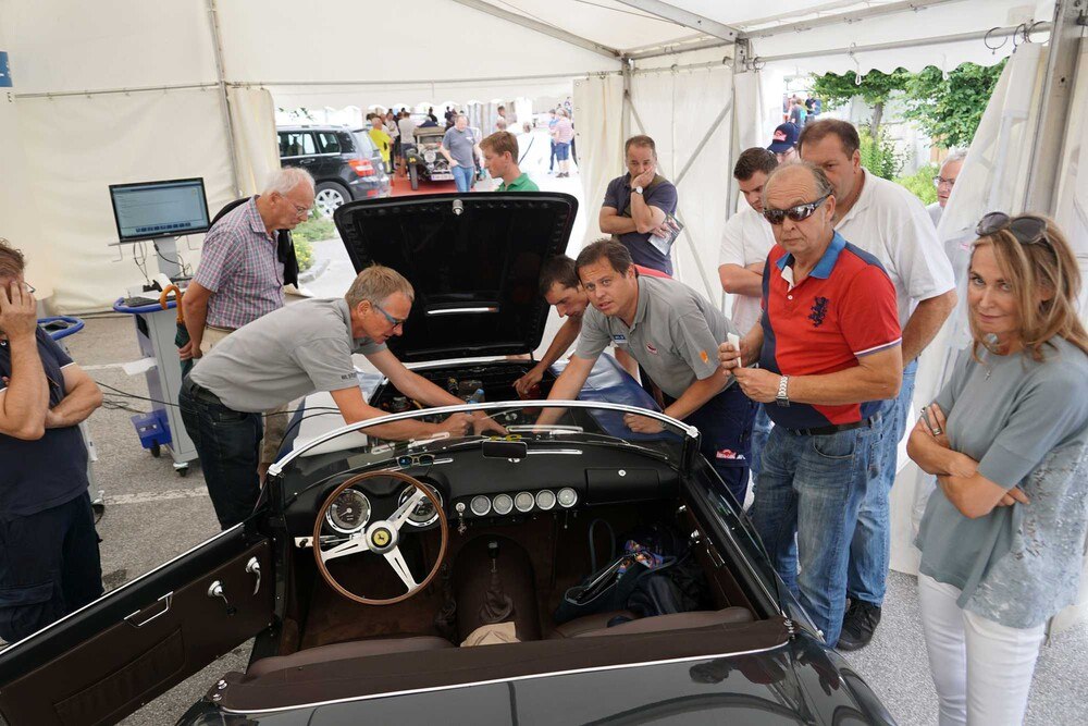 © AVL Ditest
AVL Ditest Techniker Hannes Bloder (rechts am Motor) macht einen Ferrari California Spider wieder flott. AVL Ditest Techniker Hannes Bloder (rechts am Motor) macht einen Ferrari California Spider wieder flott.