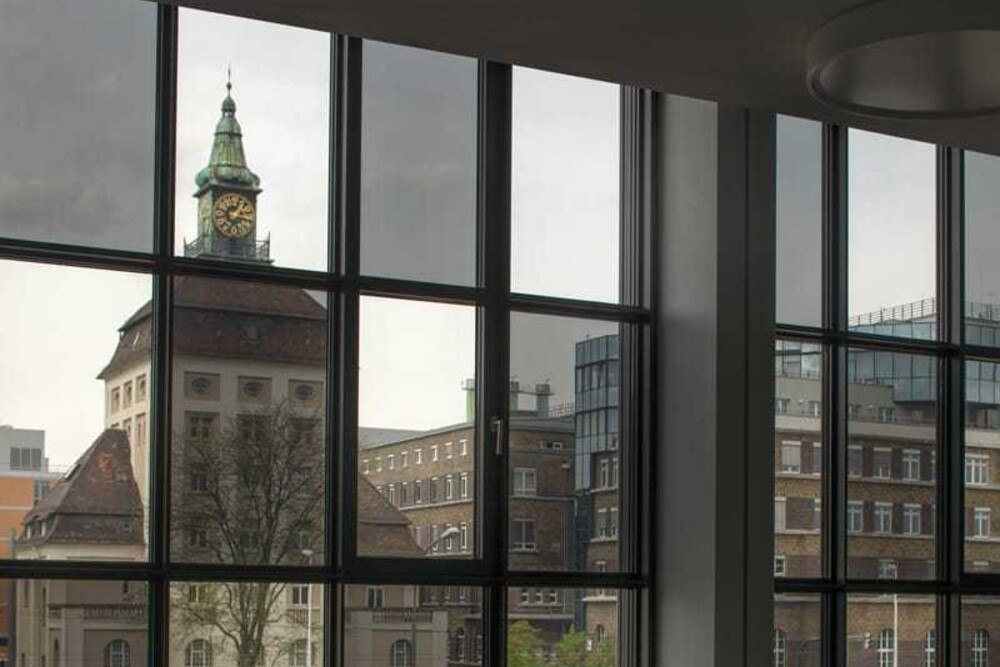 © Merck Die Fenster des Innovation Center der Firma Merck in Darmstadt enthalten Flüssigkristalle, die in Sekundenschnelle von hell nach dunkel schalten und umgekehrt.