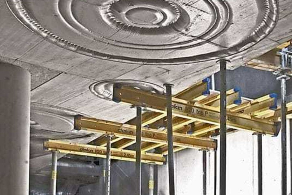 © Doka GmbH Die Decken und Wände des Palác národní in Prag werden mit Reliefs geprägt. Zum Einsatz kamen die Trägerdeckenschalung Dokaflex und die Rahmenschalung Framax Xlife von Doka.
