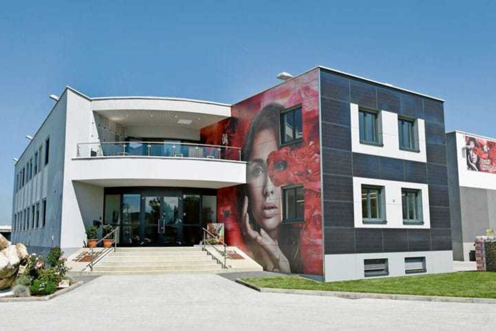© Baumit Baumit SmartTop – die Solarfassade kommt in einer ersten Pilotanwendung derzeit auf der Fassade des Baumit-Baustoffzentrums in Klagenfurt zur Anwendung.