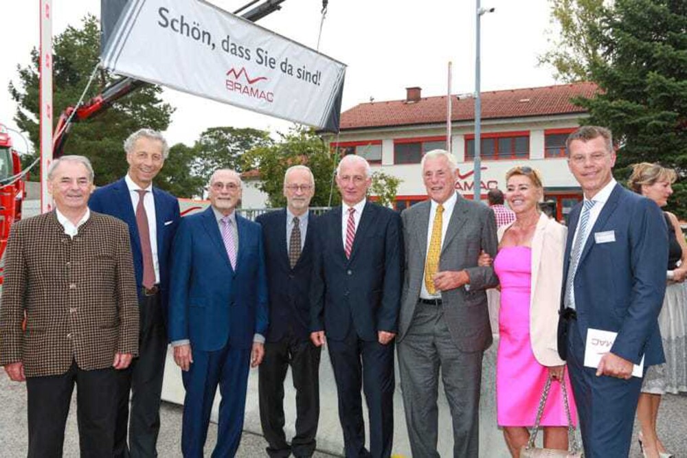 © Bramac
50 Jahre Bramac auf einem Bild (v. l.): Der ehemalige Bramac Geschäftsführer Franz Hübler, Regional President Südeuropa der Braas Monier Building Group Andrea Benincasa, N. Erich Gerlach, seinerzeit Vertreter der Braas GmbH, Paul Kolowratnik, seinerzeit Vertreter der Lafarge Roofing, der Bürgermeister von Pöchlarn Franz Heisler, Bramac Gründer Alexander Maculan in Begleitung seiner Frau Evelyn Maculan-Lanschützer und Bramac Geschäftsführer Michael Utvary. 50 Jahre Bramac auf einem Bild (v. l.): Der ehemalige Bramac Geschäftsführer Franz Hübler, Regional President Südeuropa der Braas Monier Building Group Andrea Benincasa, N. Erich Gerlach, seinerzeit Vertreter der Braas GmbH, Paul Kolowratnik, seinerzeit Vertreter der Lafarge Roofing, der Bürgermeister von Pöchlarn Franz Heisler, Bramac Gründer Alexander Maculan in Begleitung seiner Frau Evelyn Maculan-Lanschützer und Bramac Geschäftsführer Michael Utvary.