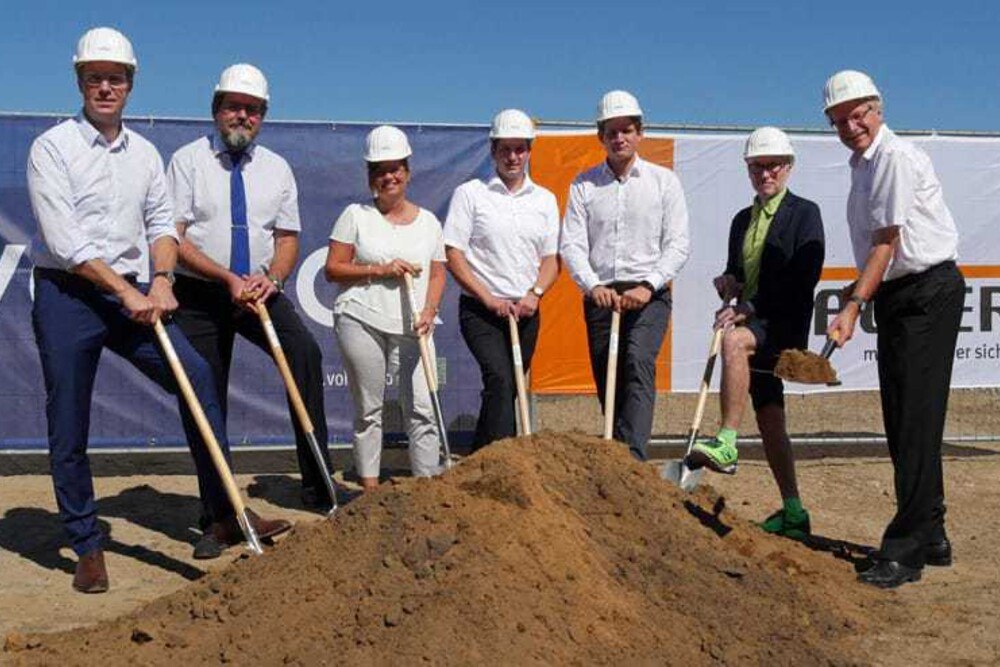 Spatenstich für das neue Bauder-Dämmstoffwerk im deutschen Herten-Süd (v. l.): Johannes Swodenk, Geschäftsführer Vollack, Ratingen; Matthias Steck, Kämmerer Stadt Herten; Martina Godde, stellvertretende Bürgermeisterin Stadt Herten; Christian Jessl, Werkleiter Bauder-Werk Bochum; Mark Bauder, Projektkoordinator; Fred Toplak, Bürgermeister Stadt Herten; Gerhard Bauder, Geschäftsführer.
© Bauder Spatenstich für das neue Bauder-Dämmstoffwerk im deutschen Herten-Süd (v. l.): Johannes Swodenk, Geschäftsführer Vollack, Ratingen; Matthias Steck, Kämmerer Stadt Herten; Martina Godde, stellvertretende Bürgermeisterin Stadt Herten; Christian Jessl, Werkleiter Bauder-Werk Bochum; Mark Bauder, Projektkoordinator; Fred Toplak, Bürgermeister Stadt Herten; Gerhard Bauder, Geschäftsführer.