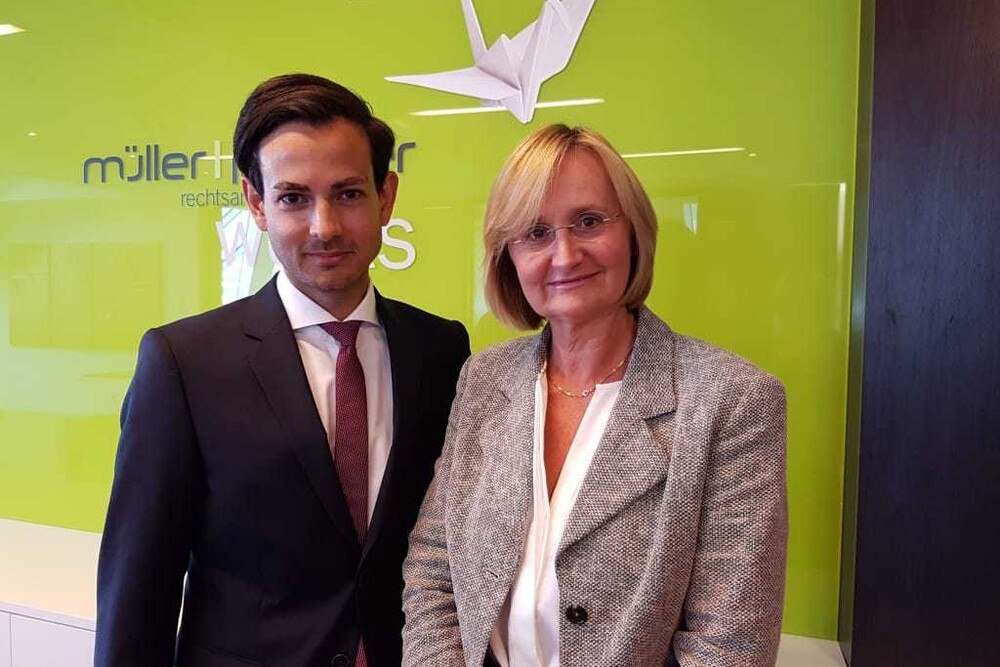Manuela Maurer-Kollenz und Christian-Maurice Frick, freuten sich über regen Besuch beim Bauträger-Frühstück.
© Müller Partner Rechtsanwälte Manuela Maurer-Kollenz und Christian-Maurice Frick, freuten sich über regen Besuch beim Bauträger-Frühstück.