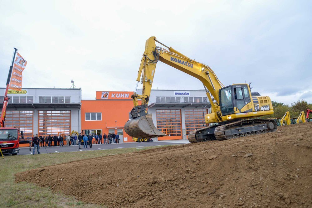 Am neuen Standort in Brünn steht eine umfassende Palette in den Bereichen Ladetechnik und Baumaschinen zur Verfügung
© Kuhn Am neuen Standort in Brünn steht eine umfassende Palette in den Bereichen Ladetechnik und Baumaschinen zur Verfügung