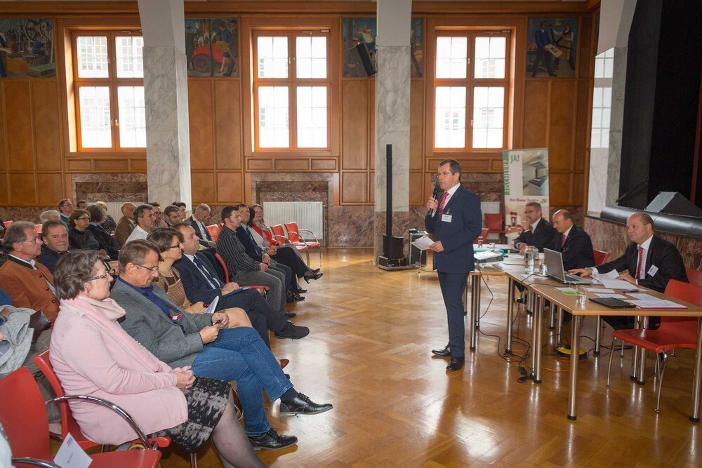 Die Wiener Innungstagung der Tischler und Holzgestalter fand heuer im Festsaal der Berufsschule Holz, Klang, Farbe und Lacke statt.