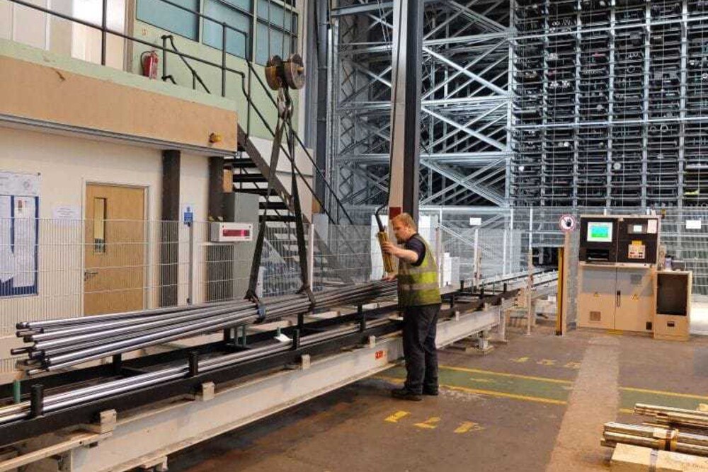 Das vollautomatische Lagersystem verhilft Böhler-Uddeholm zu einem enormen Platzgewinn, kürzeren Zugriffszeiten und besseren Arbeitsbedingungen.
© Kasto Maschinenbau GmbH & Co. KG Das vollautomatische Lagersystem verhilft Böhler-Uddeholm zu einem enormen Platzgewinn, kürzeren Zugriffszeiten und besseren Arbeitsbedingungen.