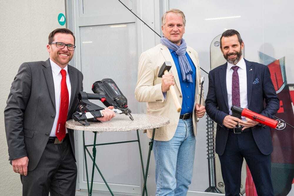 V.l.n.r.: Gerhard Tauschmann (Würth), Dr. Peter Moser (Bürgermeister der Gemeinde Ludersdorf-Wilfersdorf), Hermann Eberl (Niederlassungsleitung Würth Österreich).
© Würth V.l.n.r.: Gerhard Tauschmann (Würth), Dr. Peter Moser (Bürgermeister der Gemeinde Ludersdorf-Wilfersdorf), Hermann Eberl (Niederlassungsleitung Würth Österreich).
