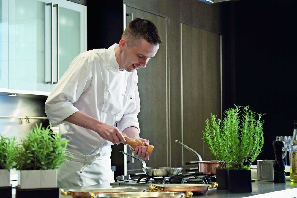 © Hyatt
Am Herd muss der Executive Chef Andreas Fuchs eigentlich nicht mehr stehen. Am Herd muss der Executive Chef Andreas Fuchs eigentlich nicht mehr stehen.
