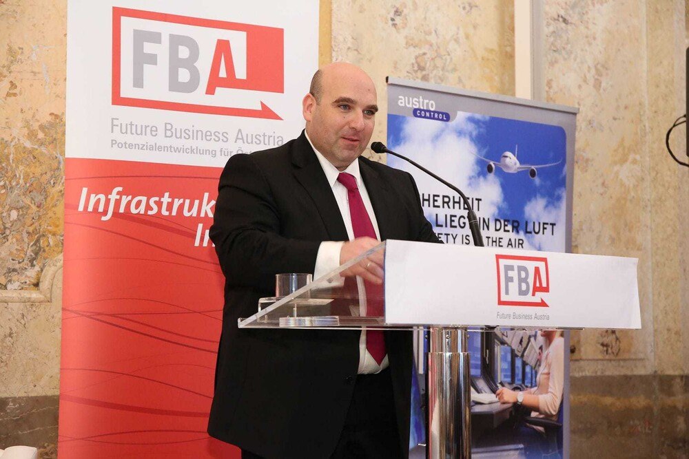 © Katharina Schiffl
David Ungar-Klein fordert eine strategische, koordinierte und langfristige Infrastrukturplanung im europäischen Kontext David Ungar-Klein fordert eine strategische, koordinierte und langfristige Infrastrukturplanung im europäischen Kontext
