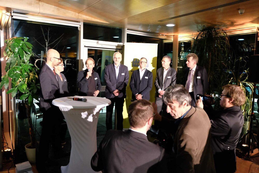 v.l.n.r. Moderator Michael Bauer, Evelyn Rudnicki und Christoph Lammerhuber (pool Architektur ZT GmbH), Josef Wiesinger (at home Immobilien GmbH.), Andreas Malai (Neue Heimat) sowie Roland Lehrner und Hans Tritremmel (Alu‐Sommer).
© ÖWV/G.Rainer v.l.n.r. Moderator Michael Bauer, Evelyn Rudnicki und Christoph Lammerhuber (pool Architektur ZT GmbH), Josef Wiesinger (at home Immobilien GmbH.), Andreas Malai (Neue Heimat) sowie Roland Lehrner und Hans Tritremmel (Alu‐Sommer).