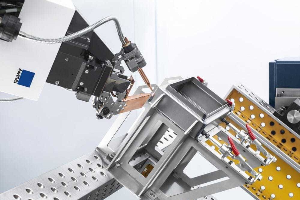 FusionLine ist eine ausgeklügelte Kombination aus Laser, Strahlführung, Optik und Schweißdrahtzuführung.
© Trumpf FusionLine ist eine ausgeklügelte Kombination aus Laser, Strahlführung, Optik und Schweißdrahtzuführung.