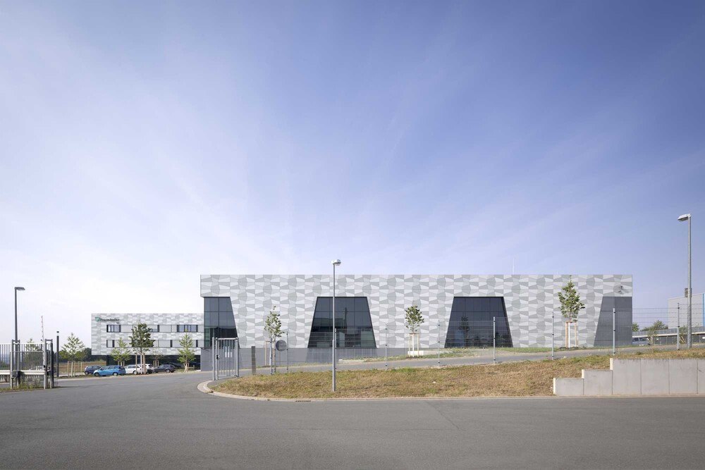 Am Neubau des Fraunhofer-Instituts für Hochtemperatur kam die Okasolar F-Serie zum Einsatz.
© Yohan Zerdoun Am Neubau des Fraunhofer-Instituts für Hochtemperatur kam die Okasolar F-Serie zum Einsatz.
