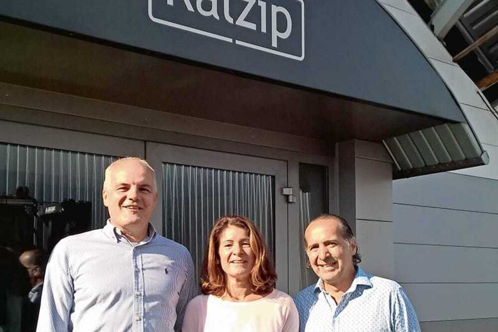 © Kalzip GmbH
Stefan Luig, Gesamtvertriebsleiter Kalzip EU, Angelika Walser, Dietmar Scalet, Vertriebleiter Walser Dachtechnik, freuen sich auf eine gute Zusammenarbeit in Österreich (v. l.). Stefan Luig, Gesamtvertriebsleiter Kalzip EU, Angelika Walser, Dietmar Scalet, Vertriebleiter Walser Dachtechnik, freuen sich auf eine gute Zusammenarbeit in Österreich (v. l.).