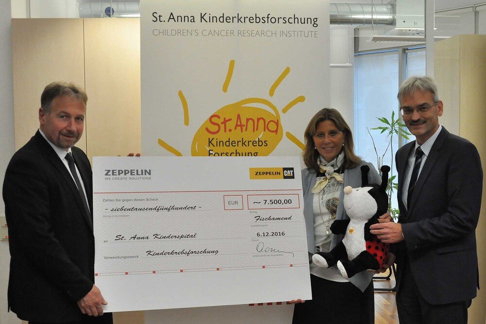 Die Zeppelin-Österreich-Geschäftsführer Friedrich Mozelt (l.) und Michael Härtel mit St.-Anna-Spententeam-Leiterin Andrea Prantl.
© Manfred Pani/Zeppelin Österreich GmbH Die Zeppelin-Österreich-Geschäftsführer Friedrich Mozelt (l.) und Michael Härtel mit St.-Anna-Spententeam-Leiterin Andrea Prantl.