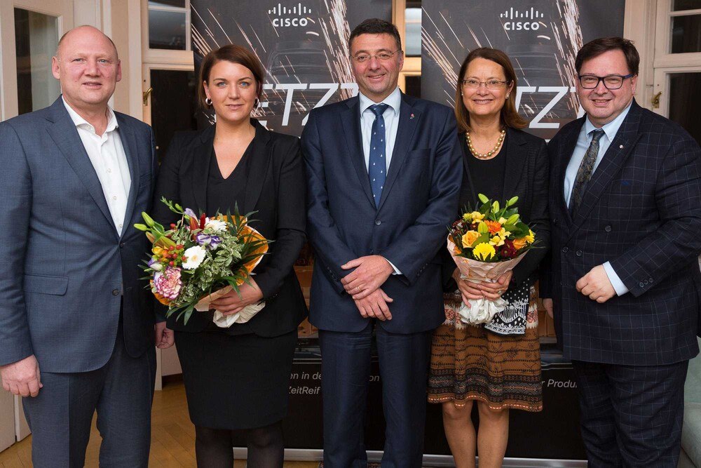 © Cisco
Achim Kaspar (General Manager Cisco Österreich), Christina Bu (Generalsekretärin der Norwegischen Gesellschaft für Elektrofahrzeuge), Jörg Leichtfried (Minister BMVIT), Bente Angell-Hansen (Norwegische Botschafterin in Österreich), Christian Rupp (Sprecher der Plattform Digitales Österreich der Bundesregierung) (v.l.). Achim Kaspar (General Manager Cisco Österreich), Christina Bu (Generalsekretärin der Norwegischen Gesellschaft für Elektrofahrzeuge), Jörg Leichtfried (Minister BMVIT), Bente Angell-Hansen (Norwegische Botschafterin in Österreich), Christian Rupp (Sprecher der Plattform Digitales Österreich der Bundesregierung) (v.l.).