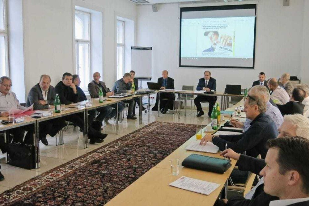 © Bundesinnung/Atzmüller
Konzentrierte Arbeitsatmosphäre bei der Herbstsitzung der Bundesinnung der Metalltechniker Anfang November im Haus der Bauwirtschaft in Wien. Konzentrierte Arbeitsatmosphäre bei der Herbstsitzung der Bundesinnung der Metalltechniker Anfang November im Haus der Bauwirtschaft in Wien.