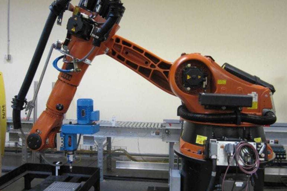 © Suhner
Suhner Spindel BEX35 mit Kuka-Roboter im Testlabor. Suhner Spindel BEX35 mit Kuka-Roboter im Testlabor.