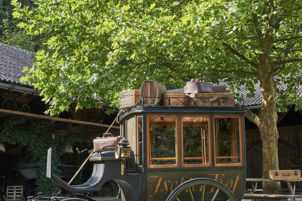 © Gruber
Historische Hotelkutsche des Ischler Hofes: 120 solche liebevoll restaurierte Kutschen und Schlitten haben bei der Tischlerfamilie Gruber in Großraming ein neues Zuhause gefunden. Historische Hotelkutsche des Ischler Hofes: 120 solche liebevoll restaurierte Kutschen und Schlitten haben bei der Tischlerfamilie Gruber in Großraming ein neues Zuhause gefunden.