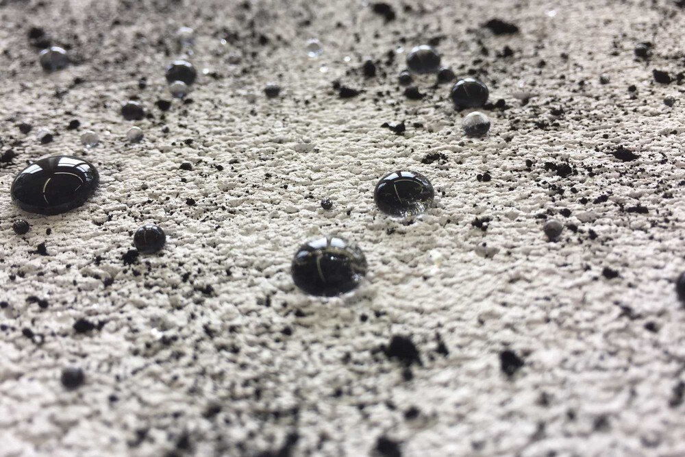 © redstone GmbH
Schmutz auf Porenbeton perlt mit Regenwasser einfach ab. Das lösemittelfreie redstone Secco Protect Stein ist unbedenklich für die Umwelt. Schmutz auf Porenbeton perlt mit Regenwasser einfach ab. Das lösemittelfreie redstone Secco Protect Stein ist unbedenklich für die Umwelt.