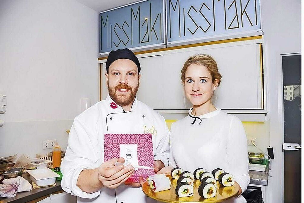 © Natalie Oberhollenzer
Stefan Trautsch mit Anna Kleindienst. Er kreierte Makis, Sushi Burritos & Co für das neue Miss Maki von Anna Kleindienst. Stefan Trautsch mit Anna Kleindienst. Er kreierte Makis, Sushi Burritos & Co für das neue Miss Maki von Anna Kleindienst.