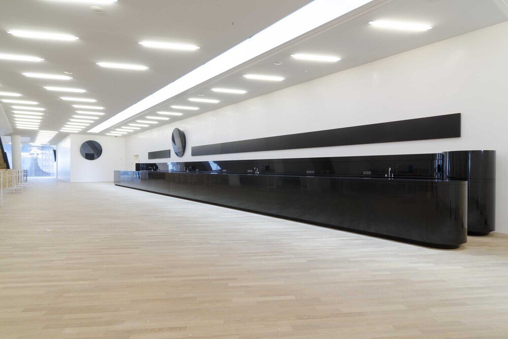 © Nicolai Stephan
Extralanger Tresen: Bar aus handpoliertem schwarzem Corian Extralanger Tresen: Bar aus handpoliertem schwarzem Corian