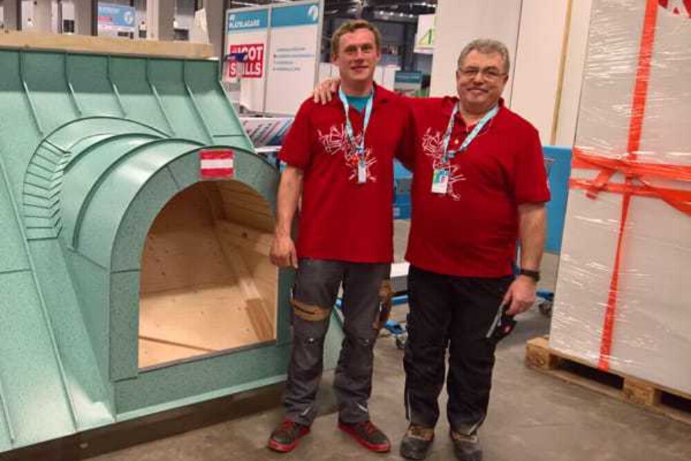 © Strasser
Michael Kranawetter (im Bild mit seinem Arbeitgeber und Mentor Wilhelm Strasser) konnte im Bewerb der Spengler die Bronzemedaille erringen. Michael Kranawetter (im Bild mit seinem Arbeitgeber und Mentor Wilhelm Strasser) konnte im Bewerb der Spengler die Bronzemedaille erringen.