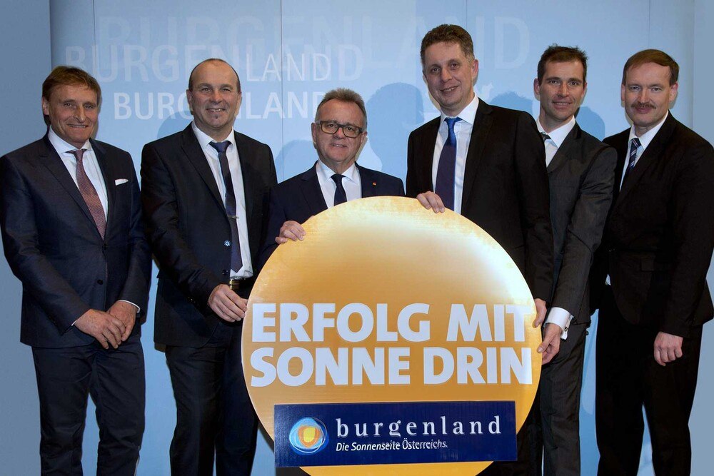 © Foto Muik
Reinhold Schärf, Coffeeshop Company, AVITA-Geschäftsführer Peter Prisching, Landeshauptmann Hans Niessl, Landesrat MMag. Alexander Petschnig, Erich Scheiblhofer, International Winemaker, und Dr. Christian Helmenstein, Chefökonom der Industriellenvereinigung (IV), beim Neujahrsempfang des Burgenlandes im Palais Ferstel in Wien Reinhold Schärf, Coffeeshop Company, AVITA-Geschäftsführer Peter Prisching, Landeshauptmann Hans Niessl, Landesrat MMag. Alexander Petschnig, Erich Scheiblhofer, International Winemaker, und Dr. Christian Helmenstein, Chefökonom der Industriellenvereinigung (IV), beim Neujahrsempfang des Burgenlandes im Palais Ferstel in Wien