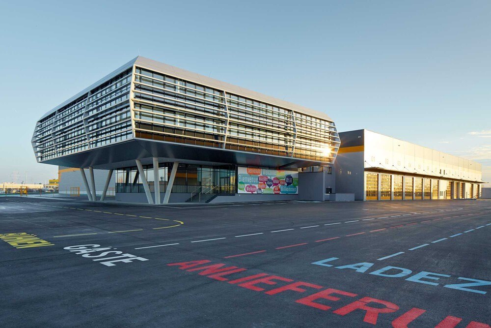 © Guenter Menzl
Nach 37 Jahren in Niederösterreich kehrt das in Wien gegründete Unternehmen Prangl zurück in die Bundeshauptstadt. Im Bild der Neubau in Wien-Liesing. Nach 37 Jahren in Niederösterreich kehrt das in Wien gegründete Unternehmen Prangl zurück in die Bundeshauptstadt. Im Bild der Neubau in Wien-Liesing.
