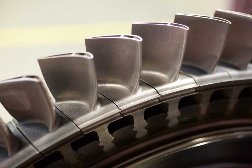 © Siemens
Siemens testete erstmals vollständig mit Additive Manufacturing (AM) gefertigte Gasturbinenschaufeln nach konventionellem sowie neuem Schaufeldesign unter Volllast in einer Gasturbine. Siemens testete erstmals vollständig mit Additive Manufacturing (AM) gefertigte Gasturbinenschaufeln nach konventionellem sowie neuem Schaufeldesign unter Volllast in einer Gasturbine.