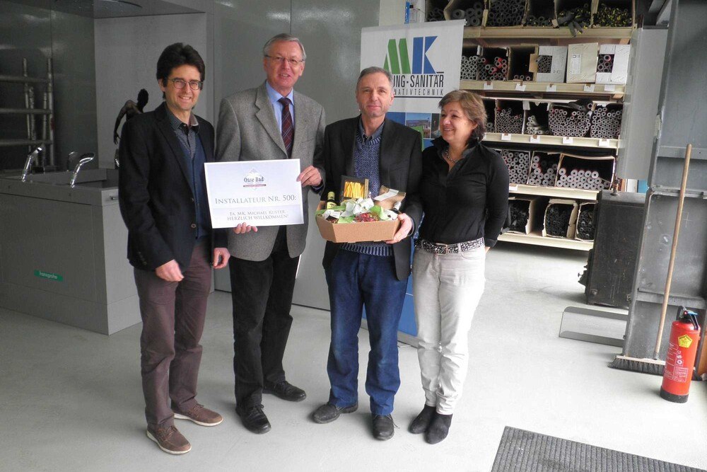 © Oase Bad
Von links: Innungsmeister Vorarlberg Karl-Heinz Strehle, OaseBad Vorstandsmitglied KR Karl Pech, Firmeninhaber Michael und Astrid Kuster Von links: Innungsmeister Vorarlberg Karl-Heinz Strehle, OaseBad Vorstandsmitglied KR Karl Pech, Firmeninhaber Michael und Astrid Kuster