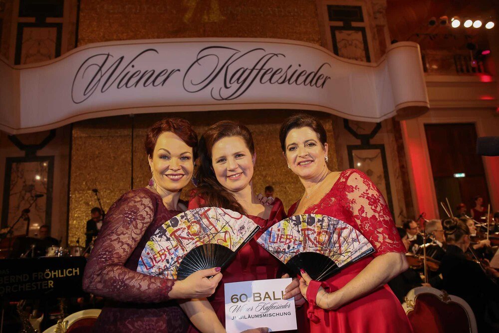 © Fally
Strahlende Organisatorinnen des 60. Kaffeesiederballs: Christina Hummel, Anna Karnitscher, Nicole Hostnik. Strahlende Organisatorinnen des 60. Kaffeesiederballs: Christina Hummel, Anna Karnitscher, Nicole Hostnik.