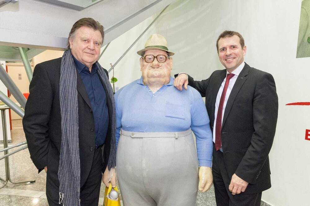 © Fotoprofis / Gerald Lechner
Schauspieler Lukas Resetarits (links), Würth Geschäftsführer Alfred Wurmbrand (rechts) und die Deix-Figur „Herr Schagerl“ (aus Fiberglas). Schauspieler Lukas Resetarits (links), Würth Geschäftsführer Alfred Wurmbrand (rechts) und die Deix-Figur „Herr Schagerl“ (aus Fiberglas).