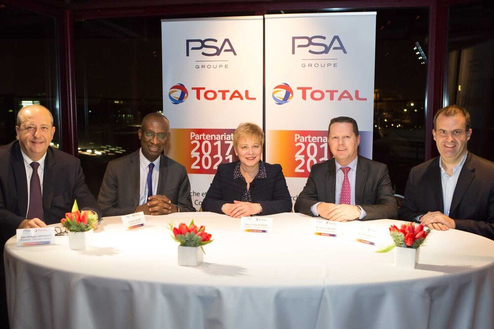 © Groupe PSA
Jean-Philippe Imparato (CEO, Peugeot), Momar Nguer (Marketingdirektor, Total), Linda Jackson (CEO, Citroën), Yannick Bezard (Direktor Einkauf, PSA Group) Yves Bonnefont (CEO, DS Automobiles) v.l.n.r Jean-Philippe Imparato (CEO, Peugeot), Momar Nguer (Marketingdirektor, Total), Linda Jackson (CEO, Citroën), Yannick Bezard (Direktor Einkauf, PSA Group) Yves Bonnefont (CEO, DS Automobiles) v.l.n.r