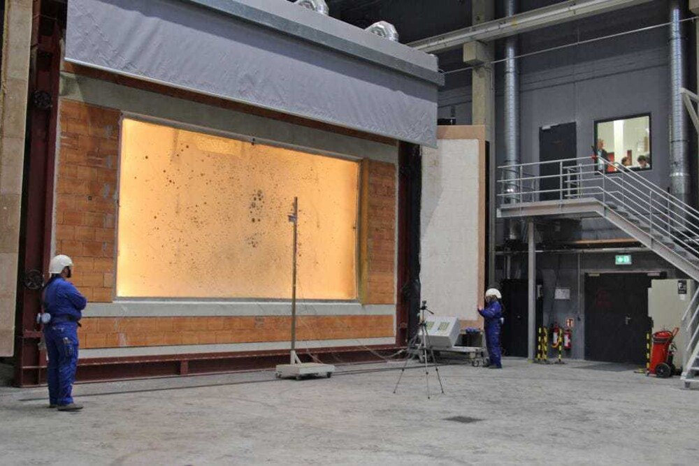 Im ift-Technologiezentrum sind Prüfungen im XXL-Format bis zu 5 x 8 Metern möglich.
© ift Rosenheim Im ift-Technologiezentrum sind Prüfungen im XXL-Format bis zu 5 x 8 Metern möglich.