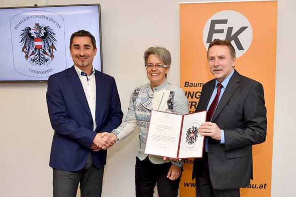 © Kickinger
Kickinger-Geschäftsführer Harald Schrittwieser, Planungsleiter Arno Gruber, Wirtschaftslandesrätin Petra Bohuslav, sowie die Kickinger-Mitarbeiter Christa Schwarz und Johann Berger mit dem zweiten Geschäftsführer Werner Bathelt. Kickinger-Geschäftsführer Harald Schrittwieser, Planungsleiter Arno Gruber, Wirtschaftslandesrätin Petra Bohuslav, sowie die Kickinger-Mitarbeiter Christa Schwarz und Johann Berger mit dem zweiten Geschäftsführer Werner Bathelt.