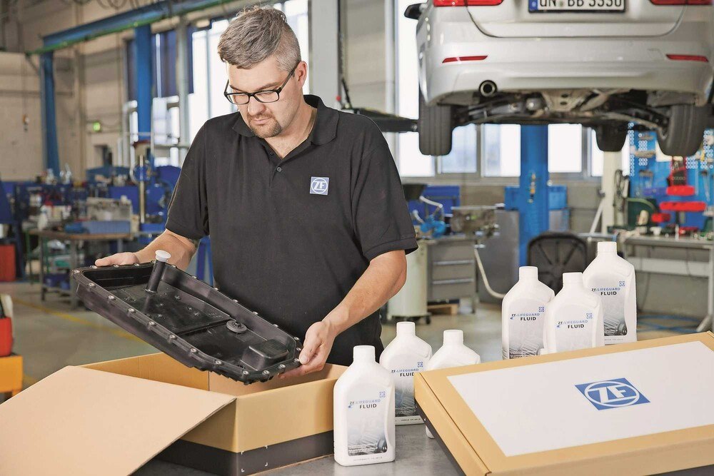 © Wirtschaft
Die ZF Aftermarket-Komplettkits für Getriebeölwechsel bestehen aus allen Kompenenten, die tatsächlich gebraucht werden. Die ZF Aftermarket-Komplettkits für Getriebeölwechsel bestehen aus allen Kompenenten, die tatsächlich gebraucht werden.