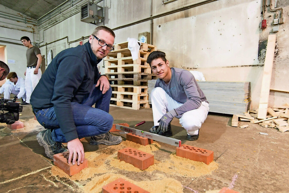 Johann Zenz von der Bauakademie vermittelt Jugendlichen aus Afghanistan wie etwa Rohulla Hassani die nötige Vorbildung, um ab Juli eine Lehre in einem Bauberuf ergreifen zu können.
© Fischer Johann Zenz von der Bauakademie vermittelt Jugendlichen aus Afghanistan wie etwa Rohulla Hassani die nötige Vorbildung, um ab Juli eine Lehre in einem Bauberuf ergreifen zu können.