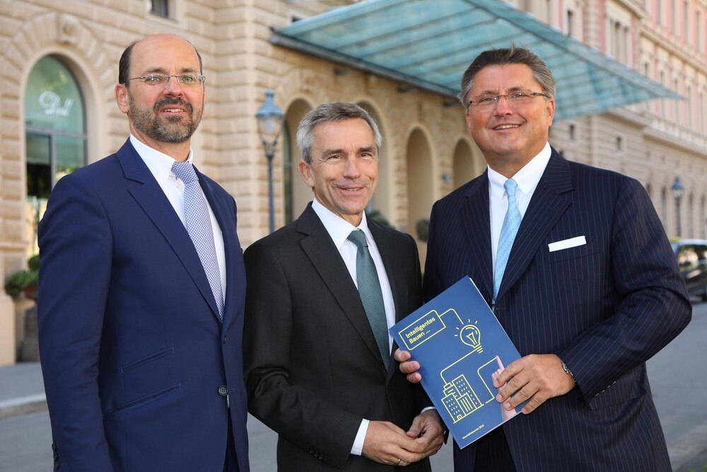 Christian B. Maier (CFO), Hans Wenkenbach (COO) und Karl-Heinz Strauss (CEO) präsentieren zurfrieden die Bilanzzahlen der Porr für 2016 (v.l.).
© Porr AG Christian B. Maier (CFO), Hans Wenkenbach (COO) und Karl-Heinz Strauss (CEO) präsentieren zurfrieden die Bilanzzahlen der Porr für 2016 (v.l.).