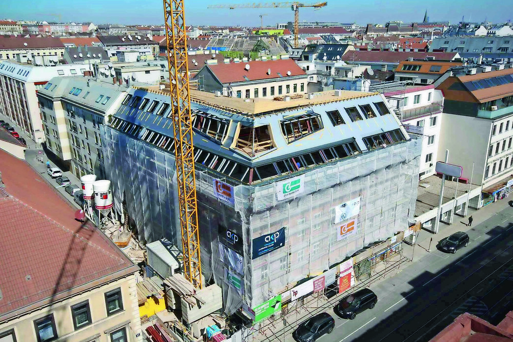 Die Sanierungsquote sei „im Keller“, zeigen sich Dämmstoffhersteller besorgt. Im Bild das Projekt Mariahilfer Straße 182, das nach einem Gasunfall 2014 im Zuge der Wiener „Blocksanierung“ restauriert wird.
© Architektin Isabella Wall Die Sanierungsquote sei „im Keller“, zeigen sich Dämmstoffhersteller besorgt. Im Bild das Projekt Mariahilfer Straße 182, das nach einem Gasunfall 2014 im Zuge der Wiener „Blocksanierung“ restauriert wird.