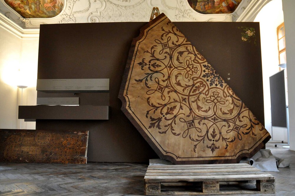 © BDA/Kartause Mauerbach
Originale Parketttafeln, Pläne und traditionelle Werkzeuge informieren über Geschichte, Materialien und Konstruktionen Originale Parketttafeln, Pläne und traditionelle Werkzeuge informieren über Geschichte, Materialien und Konstruktionen