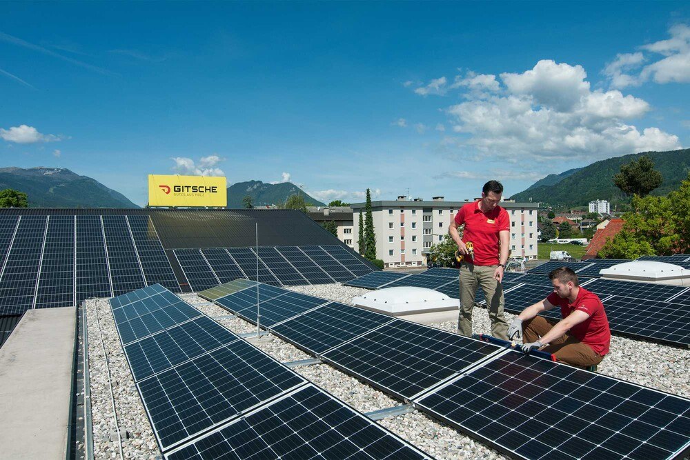 © Gitsche
Exakt 1854 Photovoltaik-Module wurden auf den Gitsche-Dachflächen installiert. Exakt 1854 Photovoltaik-Module wurden auf den Gitsche-Dachflächen installiert.