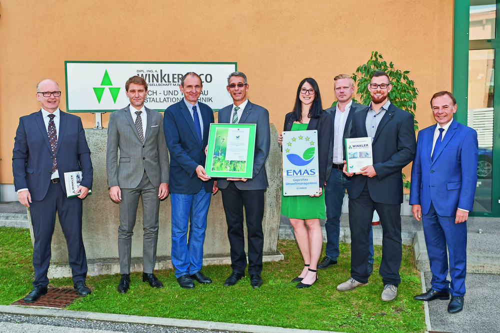 Umweltauditor Werner Gargitter, Andreas Ruby und Rainer Pawlick (LIB Wien), Michael Wolf (Winkler) mit Tochter Daniele Wolf, Jürgen Lueger (Lucon Management Consulting), Sandro Wolf (Winkler) und Gerald Bischof (Bezirksvorsteher Wien-Liesing) (v.l.).
© Harald C. Sahling Umweltauditor Werner Gargitter, Andreas Ruby und Rainer Pawlick (LIB Wien), Michael Wolf (Winkler) mit Tochter Daniele Wolf, Jürgen Lueger (Lucon Management Consulting), Sandro Wolf (Winkler) und Gerald Bischof (Bezirksvorsteher Wien-Liesing) (v.l.).