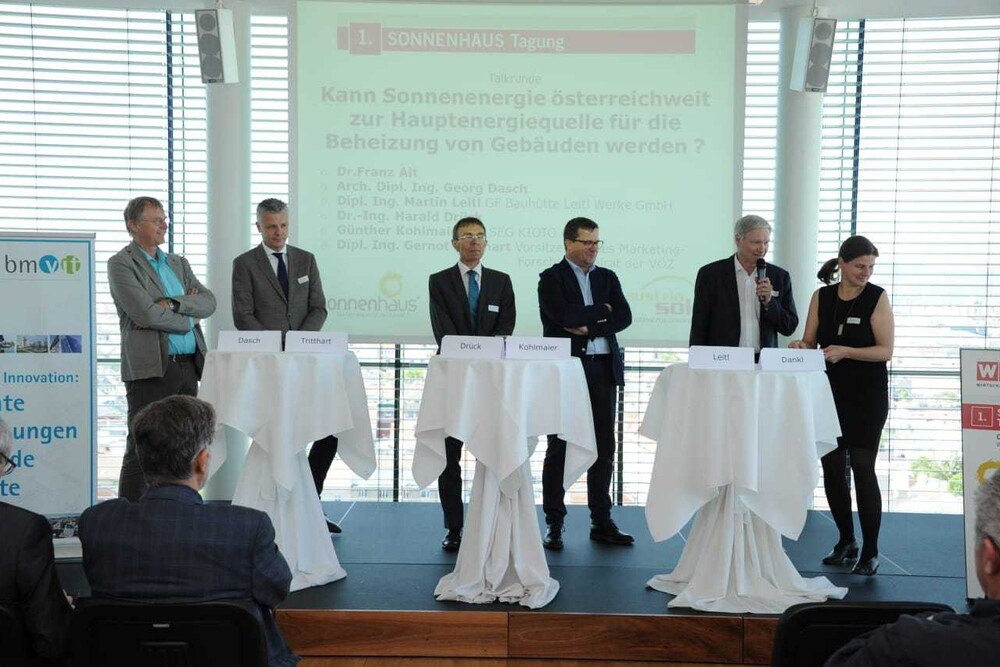 Die Teilnehmer an der Podiumsdiskussion bekräftigten das Potenzial der Solarenergie für die Energieversorgung in Gebäuden: (v.l.n.r.) Georg Dasch, 1. Vorsitzender Sonnenhaus-Institut; Gernot Tritthart, Vorsitzender des Marketing- und Forschungsbeirats der Vereinigung der Österreichischen Zementindustrie (VÖZ); Harald Drück, Leiter des Forschungs- und Testzentrums für Solaranlagen (TZS) an der Universität Stuttgart; Günther Kohlmaier, Geschaftsführer von Kioto Solar; Martin Leitl, Geschäftsführer
© Initiative Sonnenhaus Österreich / Peter Grohotolski Die Teilnehmer an der Podiumsdiskussion bekräftigten das Potenzial der Solarenergie für die Energieversorgung in Gebäuden: (v.l.n.r.) Georg Dasch, 1. Vorsitzender Sonnenhaus-Institut; Gernot Tritthart, Vorsitzender des Marketing- und Forschungsbeirats der Vereinigung der Österreichischen Zementindustrie (VÖZ); Harald Drück, Leiter des Forschungs- und Testzentrums für Solaranlagen (TZS) an der Universität Stuttgart; Günther Kohlmaier, Geschaftsführer von Kioto Solar; Martin Leitl, Geschäftsführer