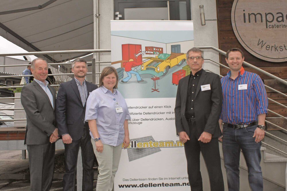 Arthur Clark, Thorsten Beck (Audatex), Irina Podshibyakina, Rudolf Weismann (GF Lack & Technik), Reinhart Clark (v. l.)
© KFZ Wirtschaft Arthur Clark, Thorsten Beck (Audatex), Irina Podshibyakina, Rudolf Weismann (GF Lack & Technik), Reinhart Clark (v. l.)