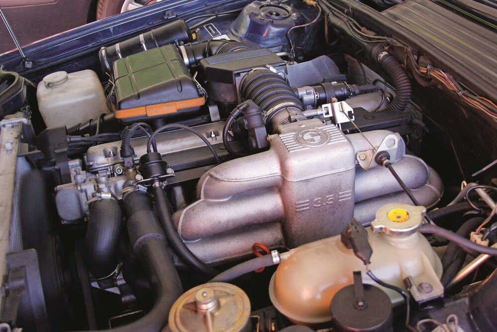 © KFZ Wirtschaft
Der 3,5-Liter-Sechszylinder leistet 211 PS und beschleunigt den BMW 635 CSi in 8,1 Sekunden von 0 auf 100 km/h. Der 3,5-Liter-Sechszylinder leistet 211 PS und beschleunigt den BMW 635 CSi in 8,1 Sekunden von 0 auf 100 km/h.