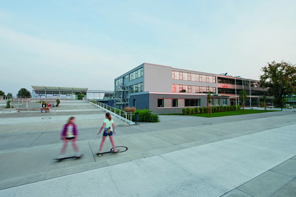 © Herta Hurnaus
Ein Siegerprojekt aus früheren Jahren: das Schul- und Kulturzentrum in Feldkirchen an der Donau. Ein Siegerprojekt aus früheren Jahren: das Schul- und Kulturzentrum in Feldkirchen an der Donau.