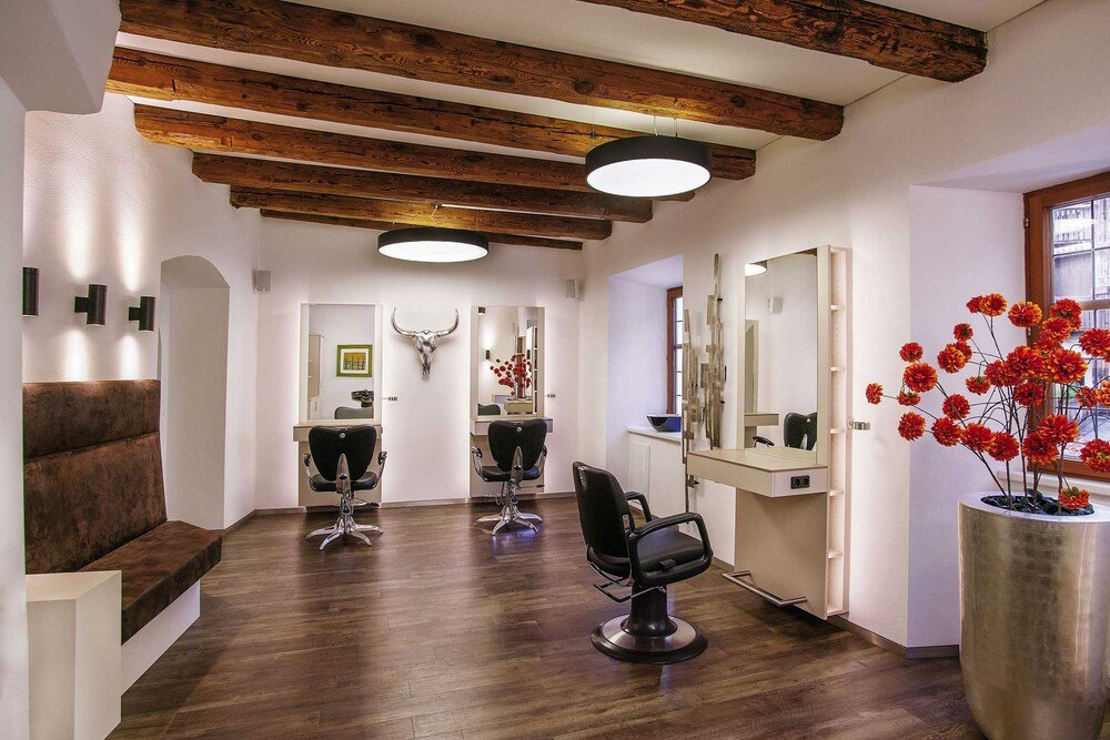 Friseursalon Happ setzt auf die Wandgestaltung aus Emoton Tonputzen.